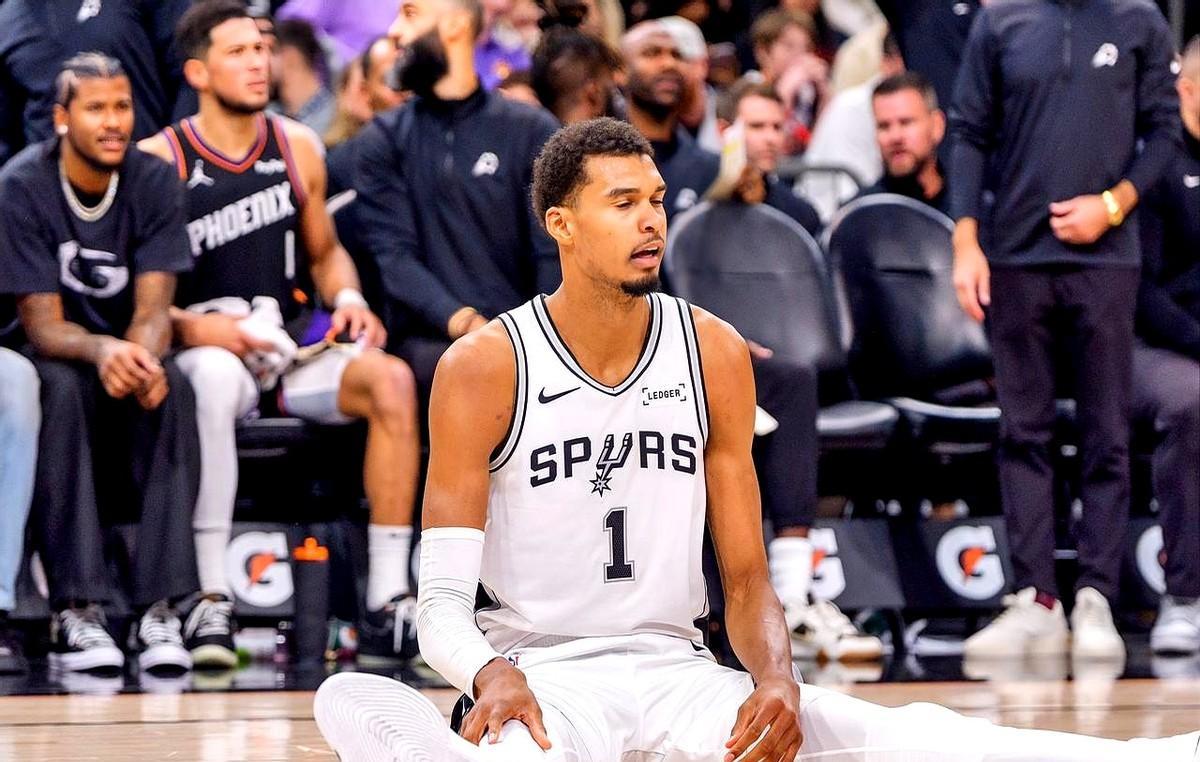 卡斯尔当控卫？
球都运不稳，助攻还没失误多。
文班亚马被包夹到怀疑人生，硬扛没用