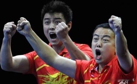 这激动人心的表情，就是演技精湛的影帝陈道明、黄晓明也表演不出来的。他俩这脸部表情