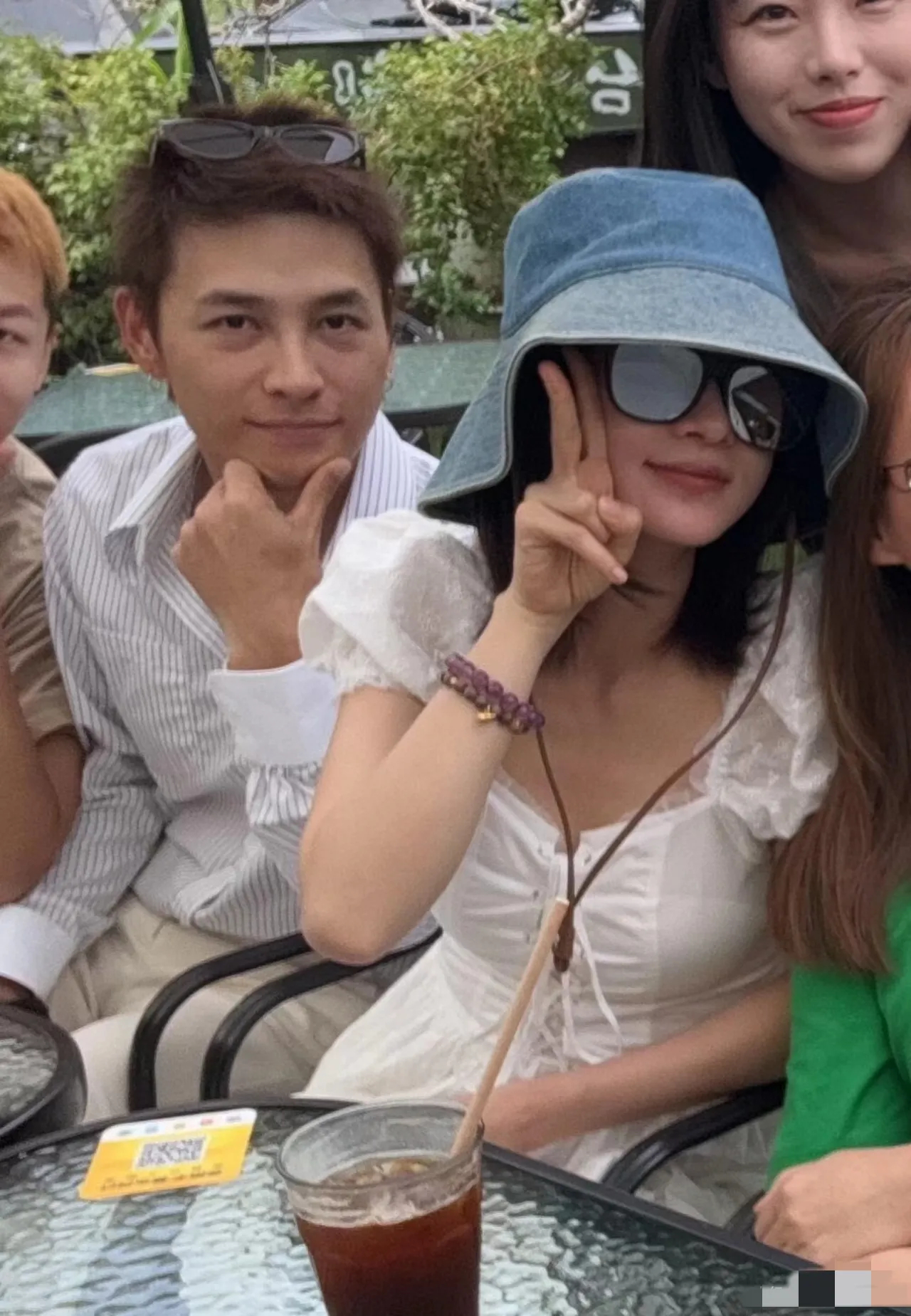吴谨言与洪尧宣布喜结连理，我惊讶于吴姐的婚事，对这位姐夫尚存疑虑。感觉男方表情并