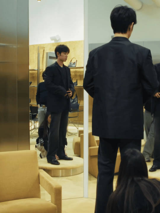 肖战黑色亮面皮革   眼前一亮啊！没见过的衣服这身材太顶级了