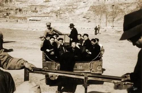 胡宗南占领延安后，首要大事就是在延安四周挖坑，以示攻城战况激烈；还找人扮演被俘的