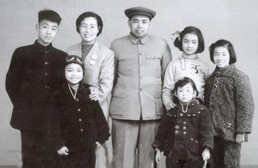 1985年，许世友上将刚下葬，夫人田普就带着行李去了北京，拒绝亲儿子的五星级照顾