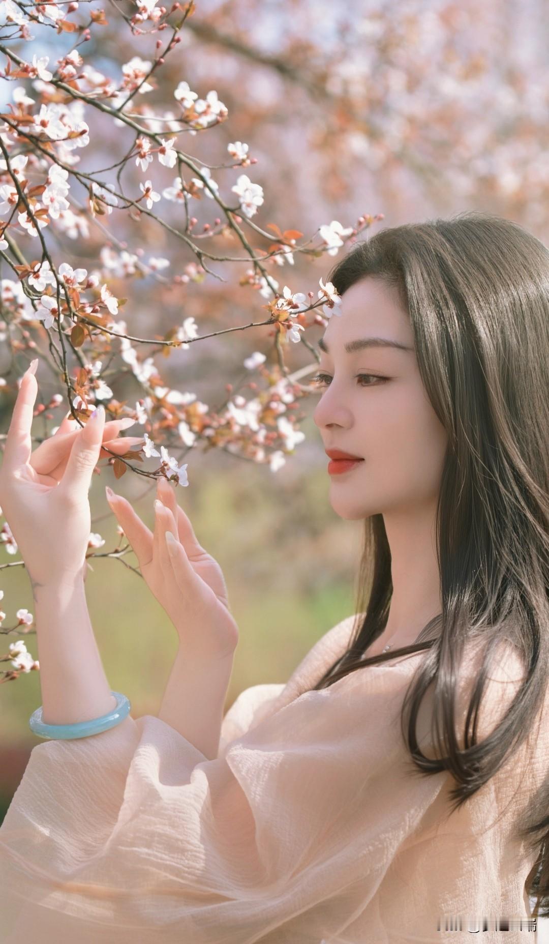 春风拂面花枝动，轻抚芳华意自悠。