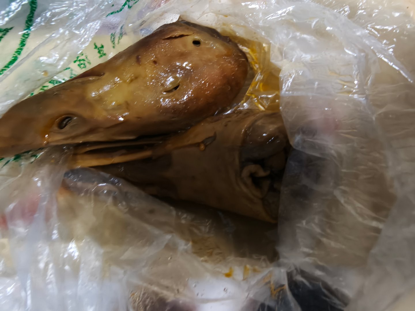 点烤鸭为了凑单买了俩卤鸭头，鸭味好重，一口还没咬下去我都已经想吐了。一个还4块，