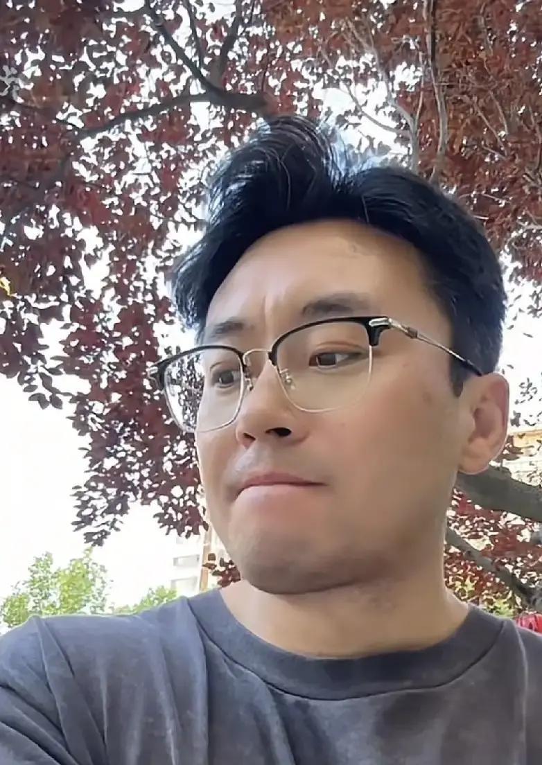 男子说他妈好象NPD性格，不信我现在给她打电话，你们听听。

电话一接通，儿子刚