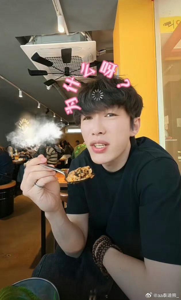 代旭 到底誰吃鲱鱼罐头 他反问“到底谁在吃这种东西”的时候，表情是真诚的困惑。他