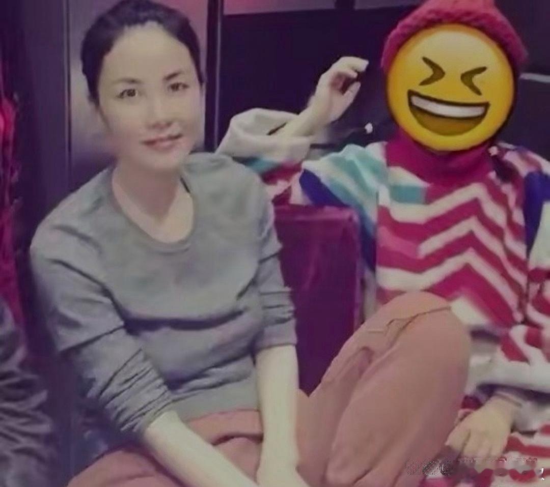 王菲罕见晒出居家素颜照，没有华丽妆容的她竟然跟普通妇女无异，照片中的她，没有华丽