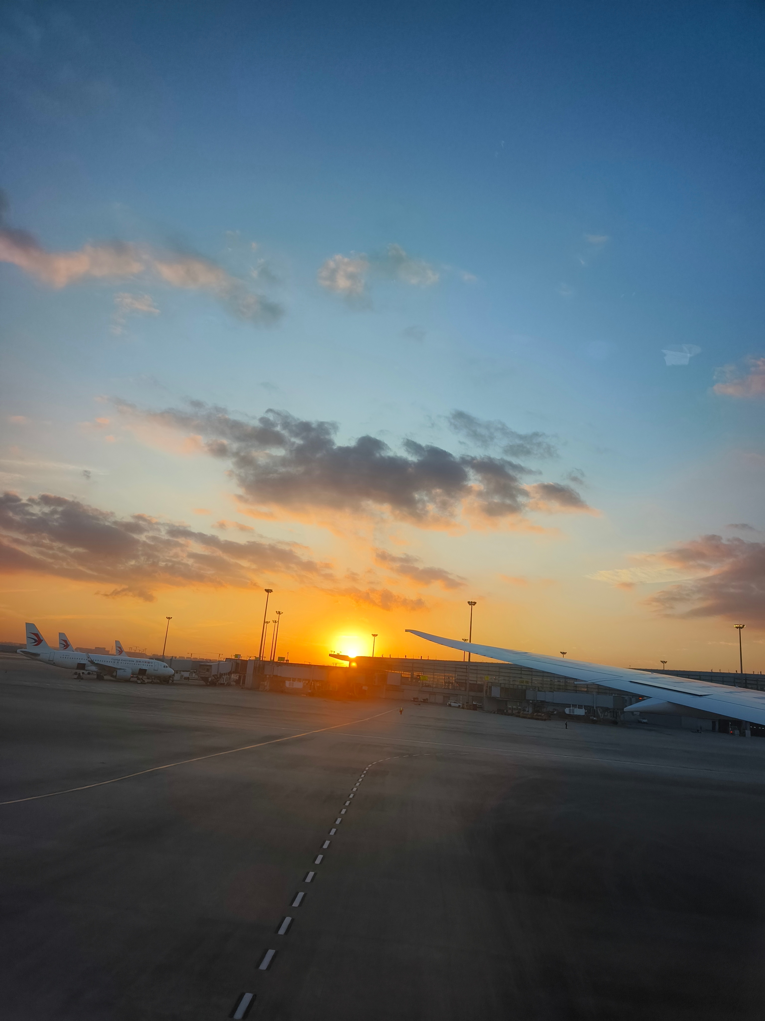 回来这边是晴天，西安开始降温下雨了，幸亏跑的快。