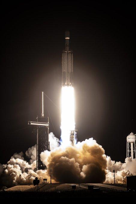 真的挺牛！SpaceX猎鹰重型火箭发射巨型卫星。木星3号卫星将为南北美洲提供无线