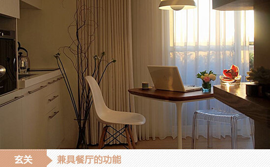 简单的餐桌椅、创意的小吊灯，塑造出一对小夫妻的用餐区。 