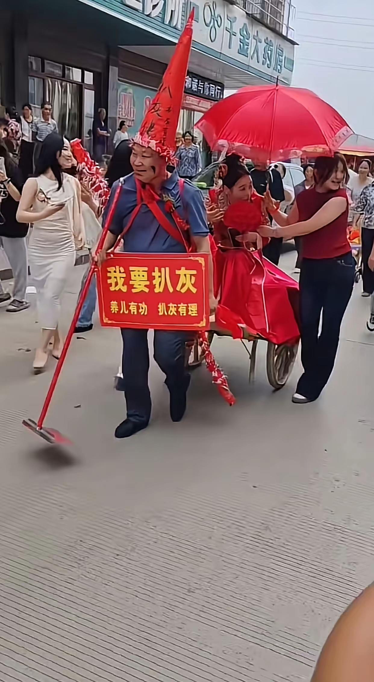 看到这一幕！泪目了！为人父母不容易啊！[捂脸]