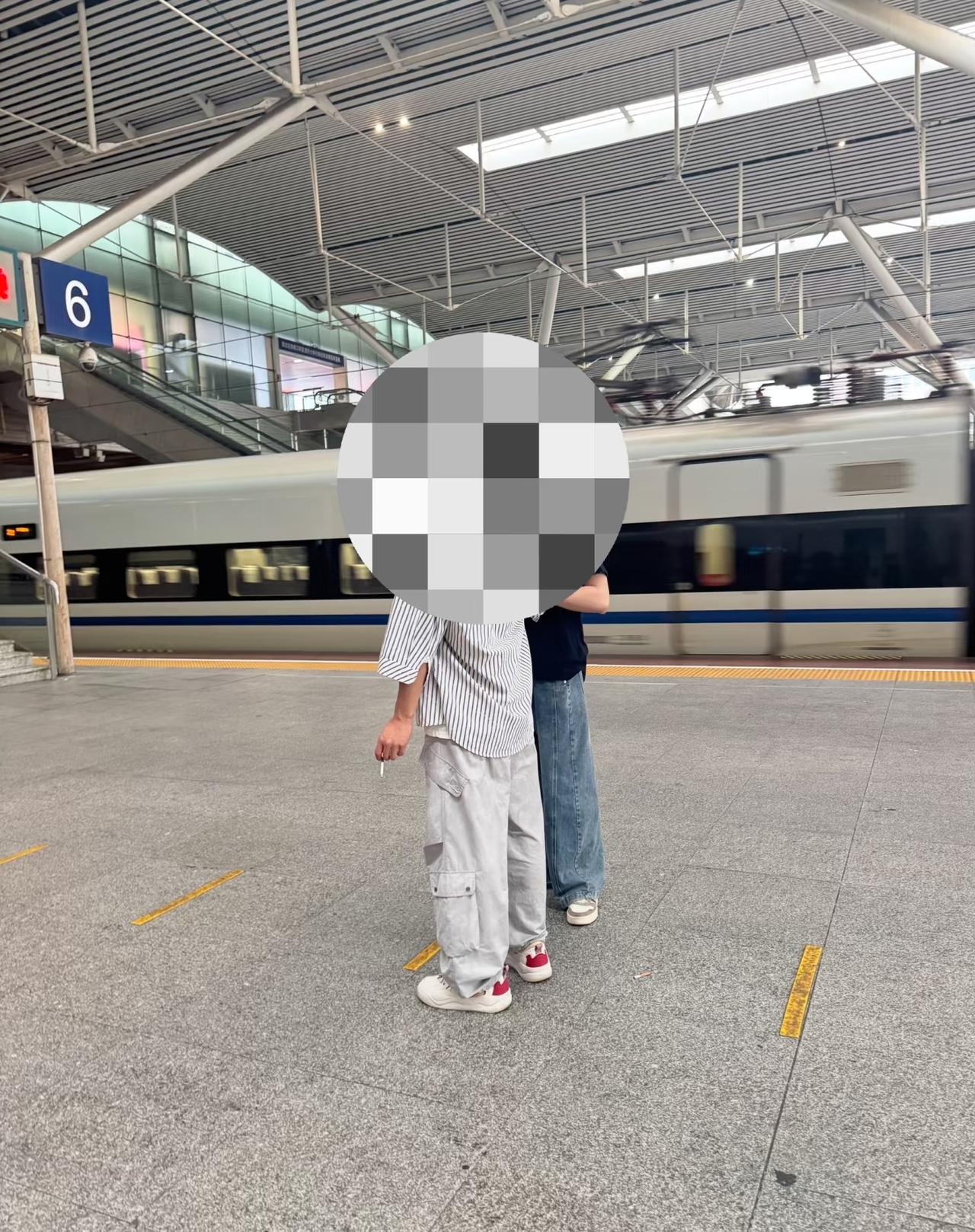 说好的深圳高铁站禁烟呢🚭
烟到处飞 工作人员看到完全不管
前几天还吹深圳全面禁