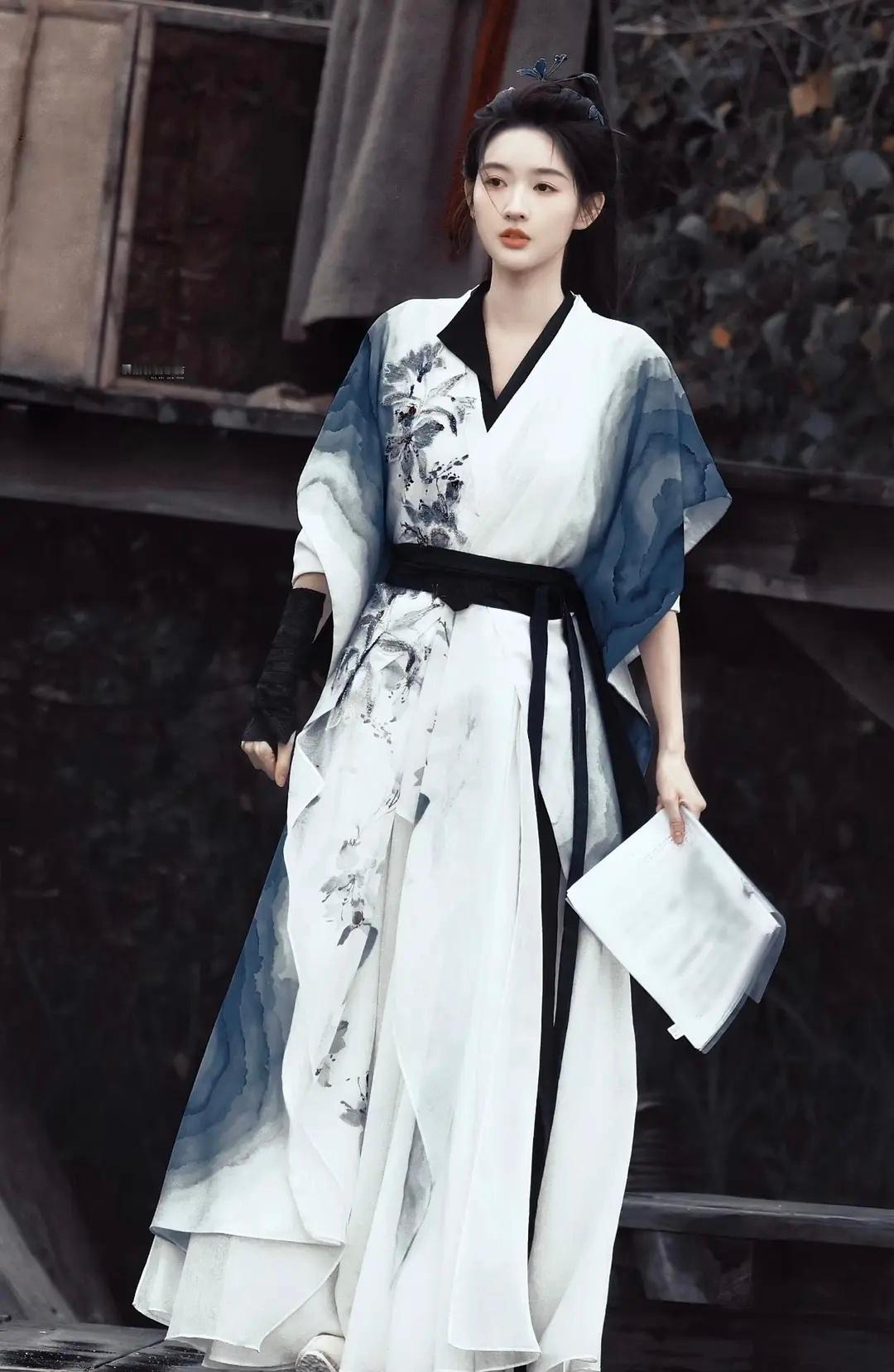 王玉雯这次真的是莫名躺枪，明明古装状态超在线一点都不肿，颜值很能打。 