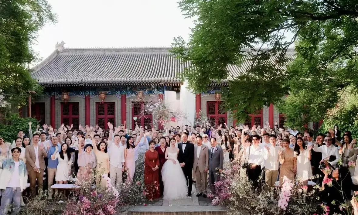 汪小菲的婚礼寒酸吗
汪小菲和马晓梅的婚礼终于在四合院举办了，可是这次婚礼却有人说