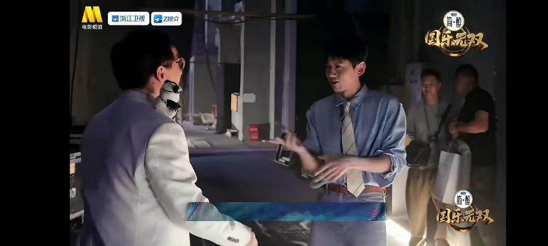 成龙教张杰醉拳张杰向成龙学点真功夫 成龙教了几十年的功夫，张杰唱了十几年的歌。不