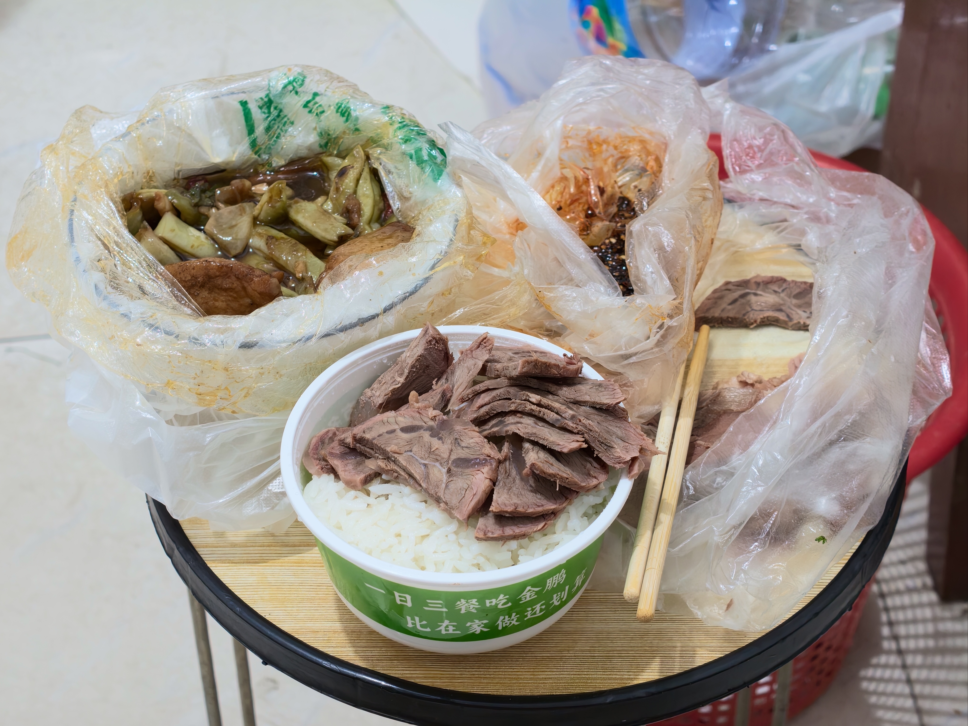 简单吃个牛肉盖饭 