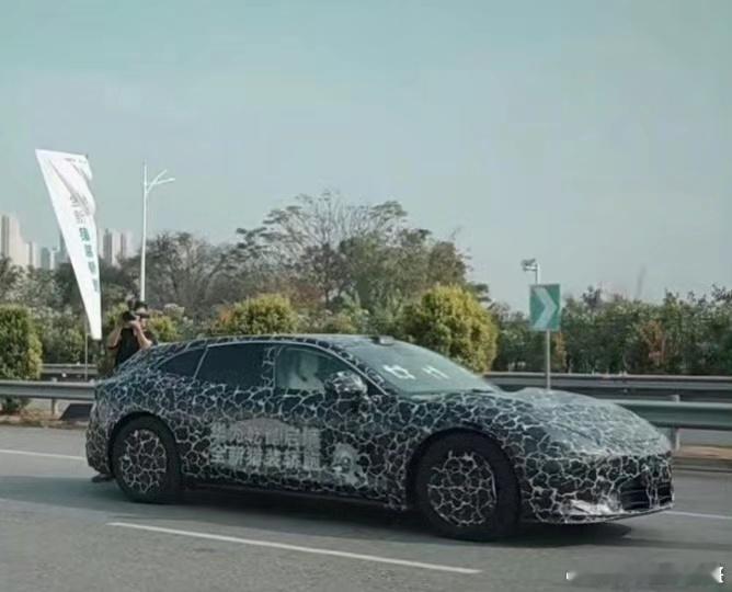 第一眼认成帕美猎装版了，其实猎装车还真是现在做不好底盘的轿车的出路。操控好于SU