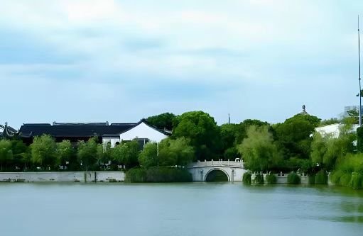 你以为青云谱只有老厂房？不不不！八大山人的孤傲艺术、孺子书房的静谧书香、深藏不露