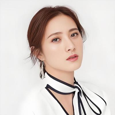 曾和靳东合穿一件羽绒服熬过穷学生的爱情，最后却没能熬过父亲那一关。她转身嫁给父亲
