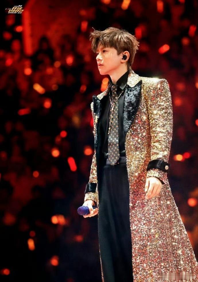 去只能说张杰太帅了！这么多年还是以前的模样也没变老，怎么做到的呢～分不清张杰是退