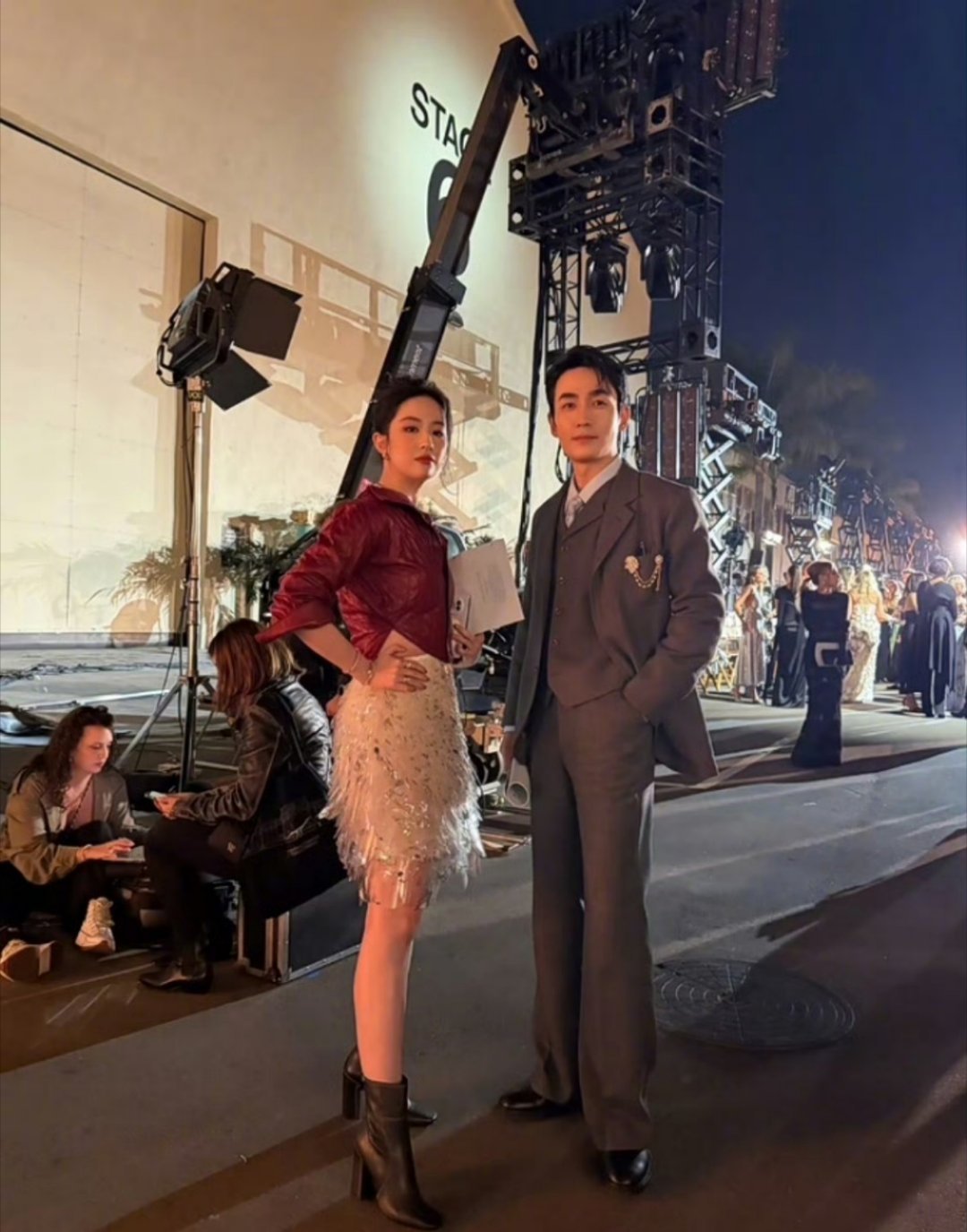 刘亦菲朱一龙合照🈶 刘亦菲朱一龙秀场同框 ​​​