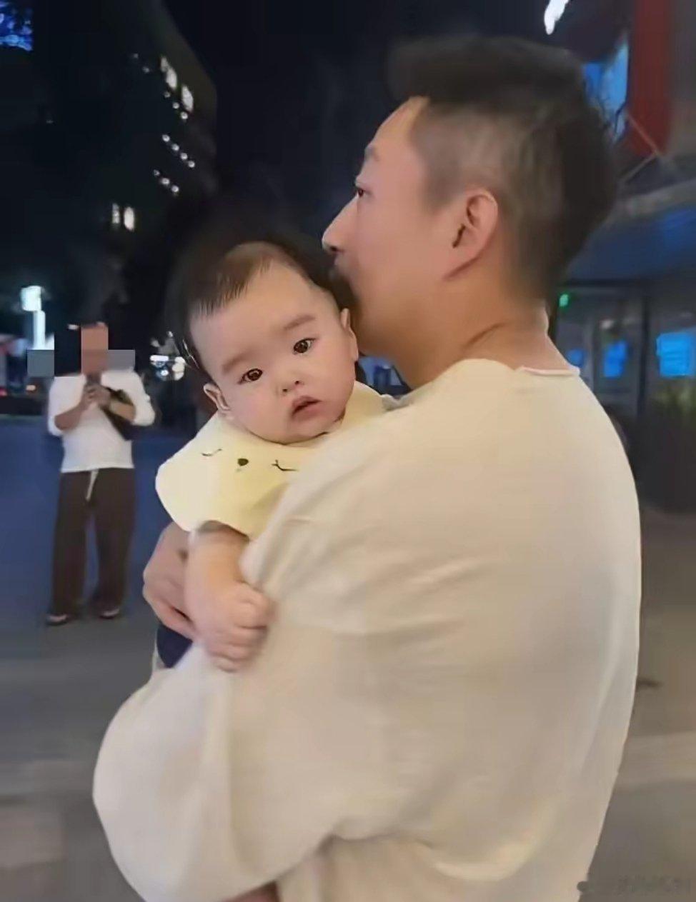 小菲抱着五个月大的汪宝出门散步啦！网友们又看到小汪宝的正脸了！同行的还有筱梅和丽