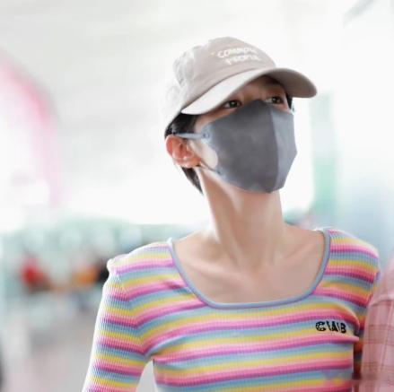 #周也多巴胺机场look##周也彩色条纹上衣# 周也的机场魅力，多巴胺 look