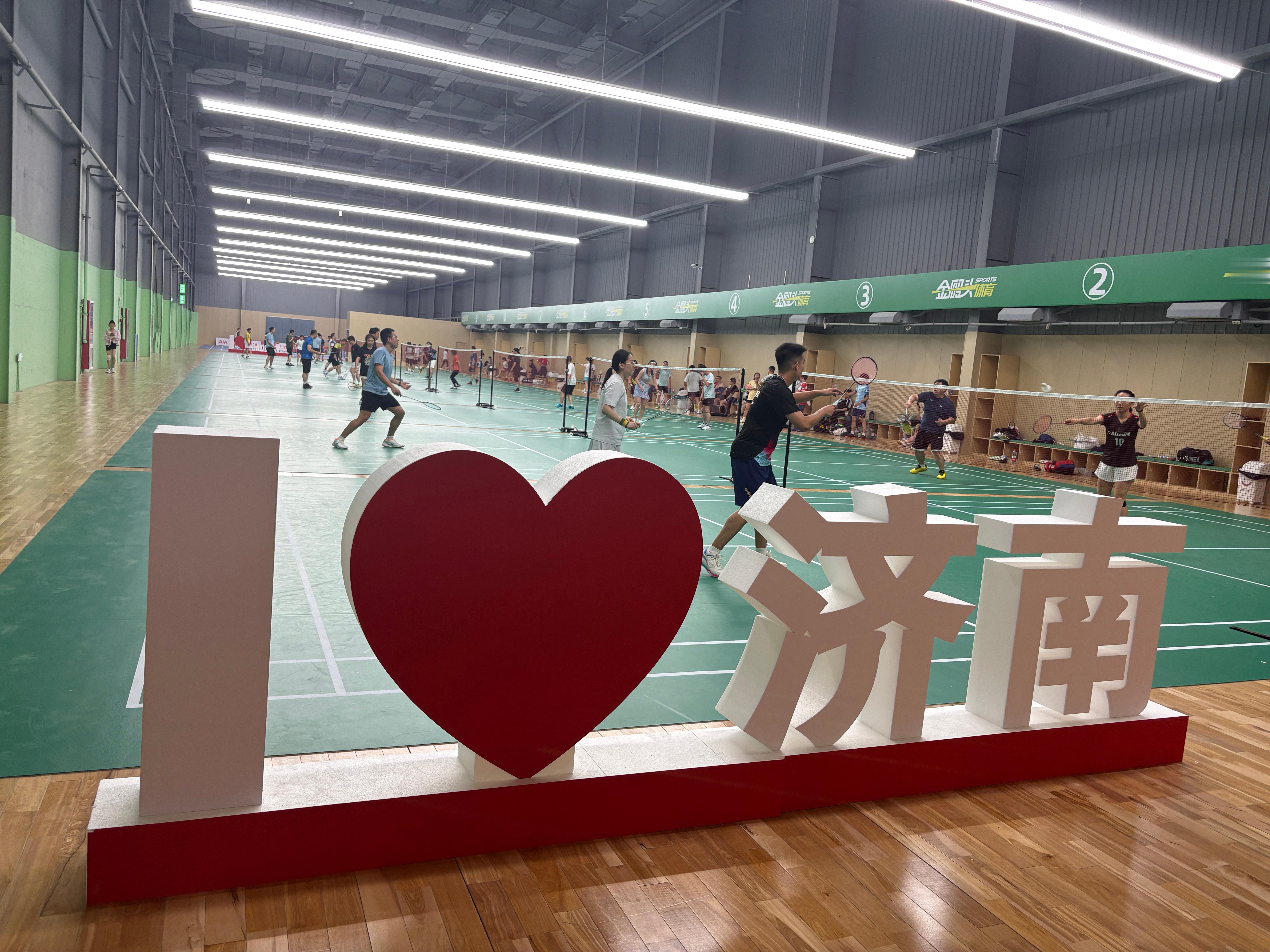 上周打球三次游泳两次爬山一次运动量超额完成五点多热醒打开空调一觉睡到了现在开窗一