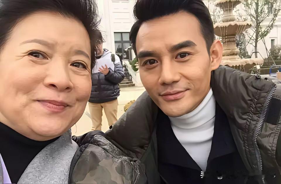 这是早年间两位演员的一张合影，男的我一眼就认出他是演员王凯，是跟胡歌一样有演技的