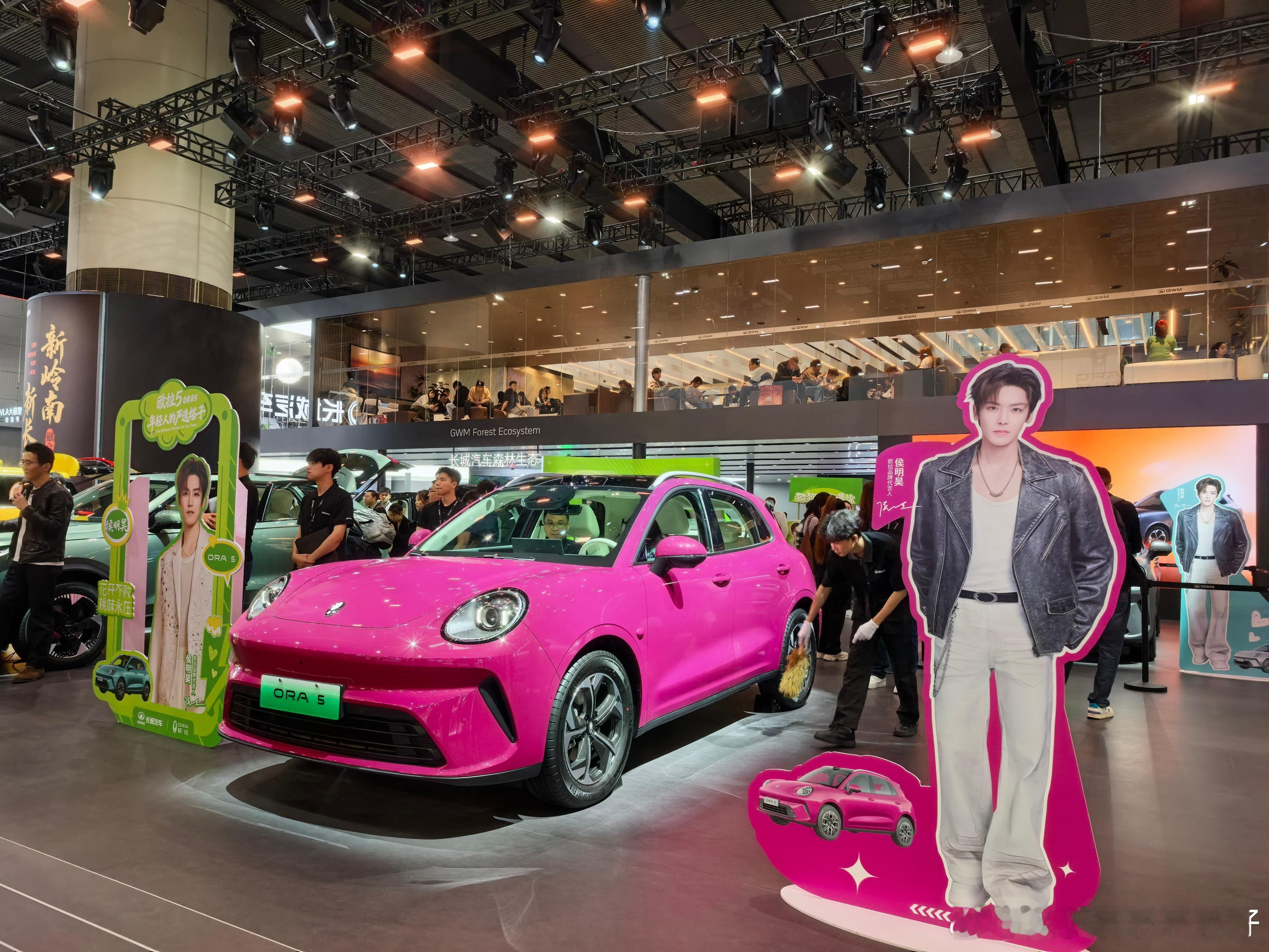 广州车展长城展台，欧拉展台那是非常亮眼！作为“年轻人严选搭子”，欧拉5这个水滴大