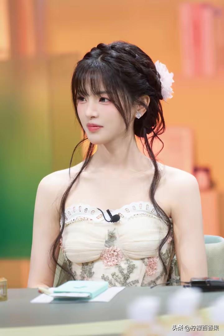 这还是我认识的杨超越吗？这妆造真好看！