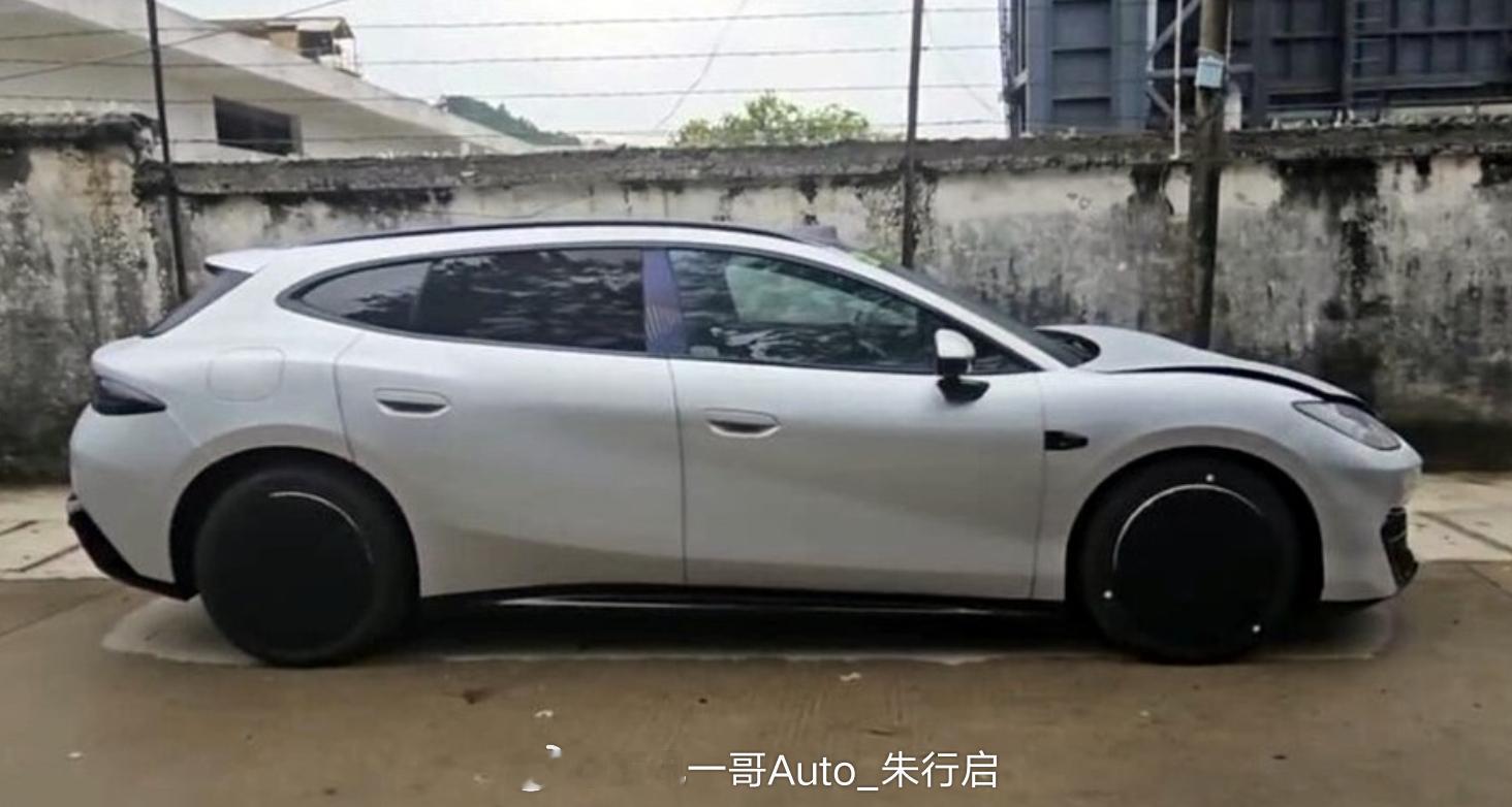 方程豹方程S GT猎装车的实车图亮相，整车的颜值设计方面，我感觉相较于比亚迪王朝