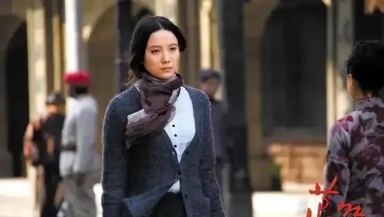 宋佳，优秀女演员，凭借多部作品获得广泛认可。经历坎坷家境，专注演技。感情经历简单