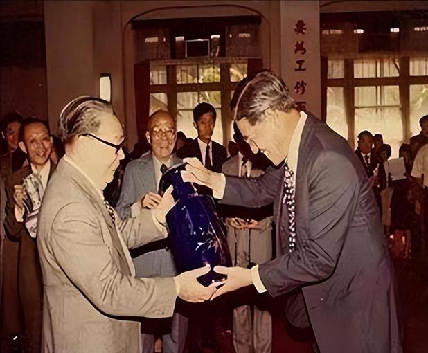 台湾的国民党内部有统派和独派之分，而国民党中的“台独”思潮最早是从蒋经国执政时开