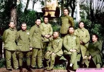 1950年，解放军第三野战军部分高级将领在杭州的合影，留下一张珍贵的照片，照片中