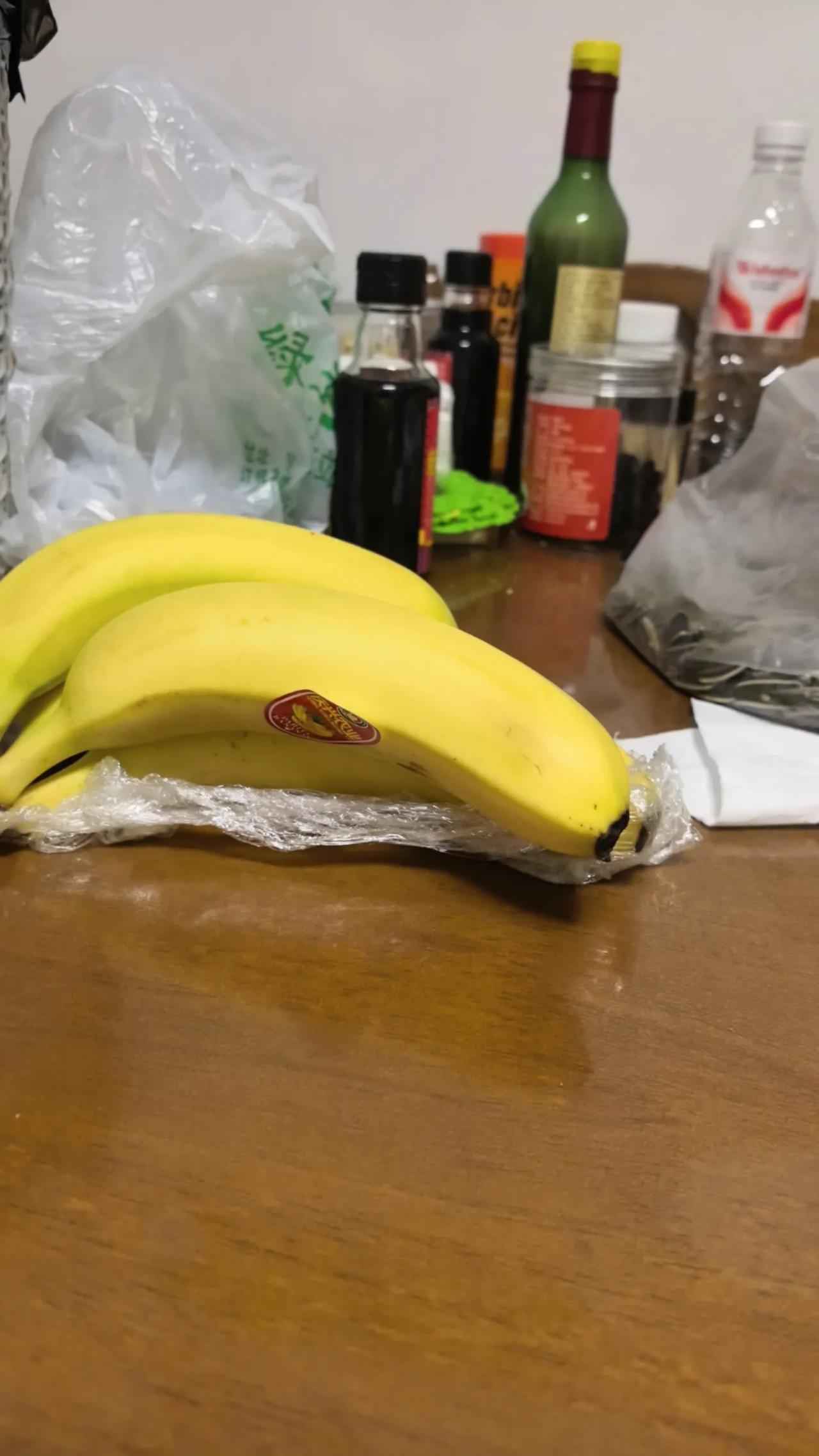 昨天下午，在呼和浩特市赛罕区乌兰察布路的一家超市里，柜台里摆着很多月饼。超市里服