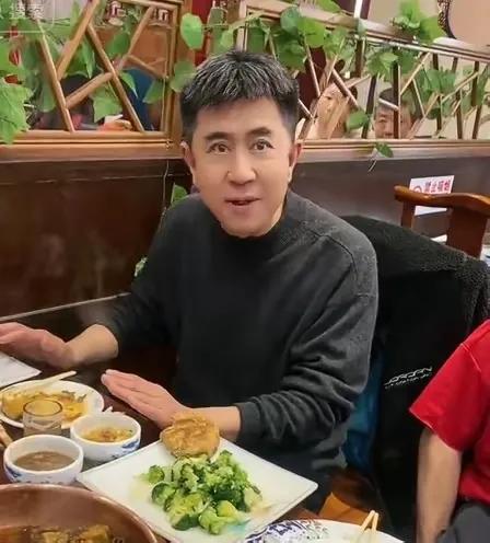 不愧是当年的全民偶像。
60多岁的郭凯敏还是跟精神小伙一样。
他的儿子郭乙桓现在