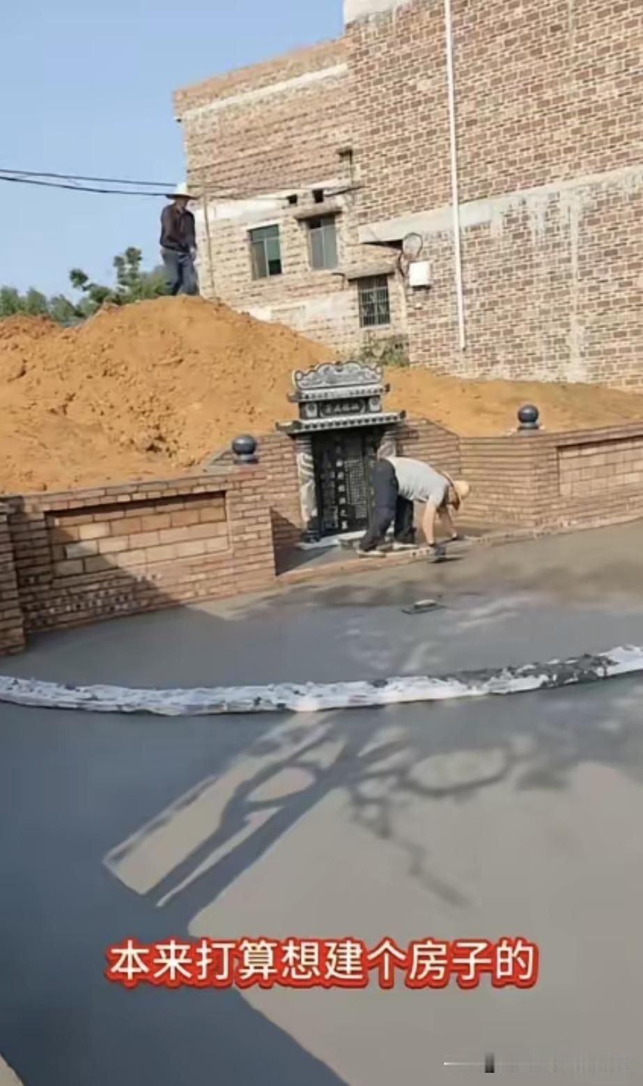 村里最近传了个怪事。有人想在自家地盖房，结果邻居集体不给签字，宅基地申请过不了。