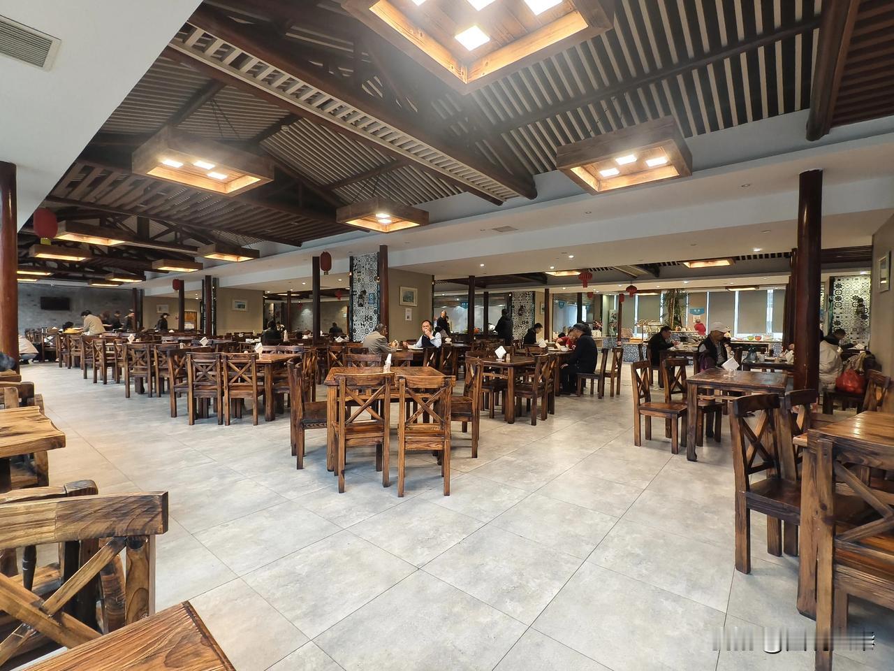 昨天从张家界国家森林公园进入张家界市区，有顺风车给了30块钱，把我们两个人直接拉