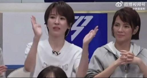 谢楠好像在孩子看文艺汇演 浪姐一公小考现场，谢楠的表现太圈粉。她跟着节奏嗨起来，