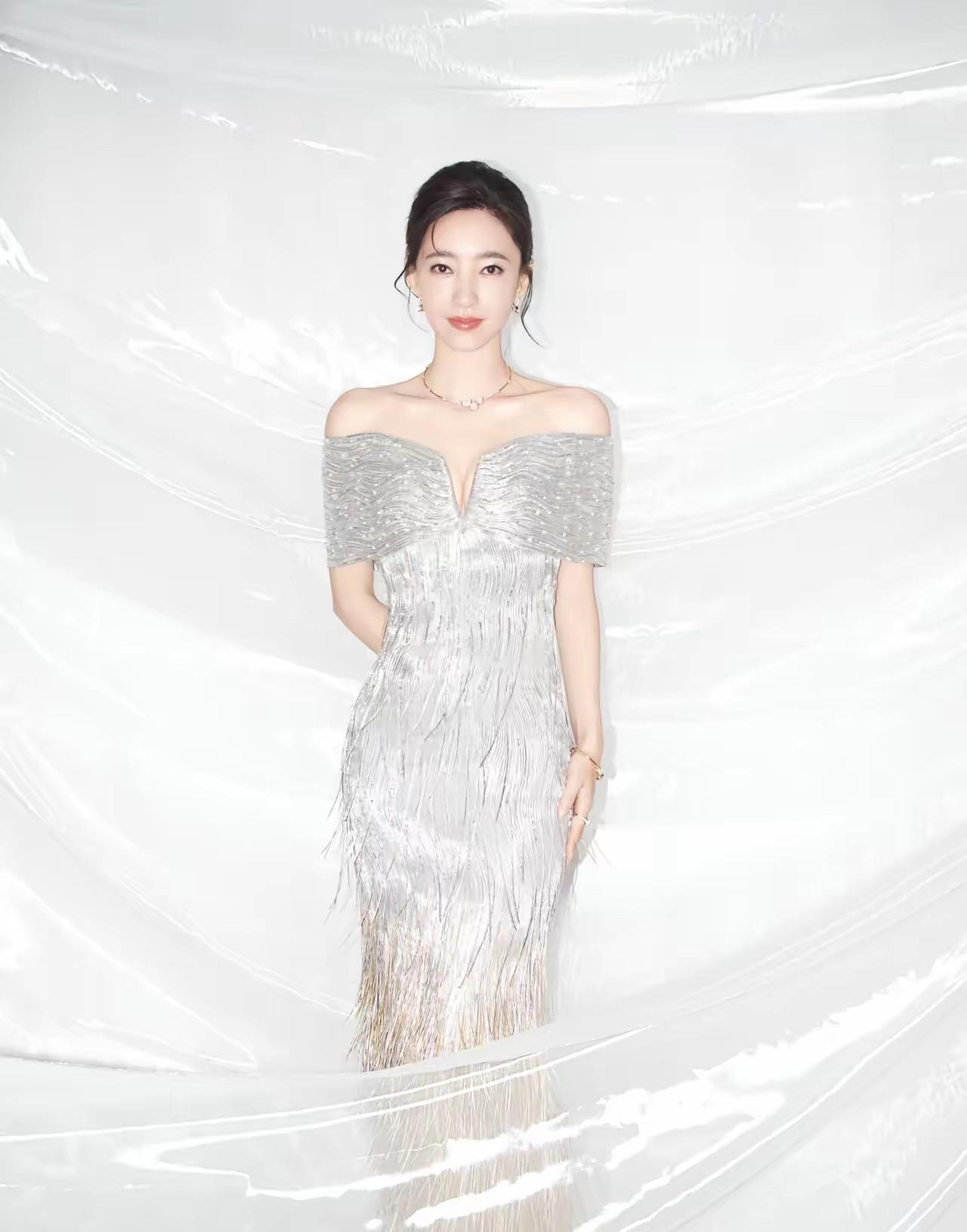 优雅气质，银光闪闪的晚礼服，尽显迷人风采！王丽坤
