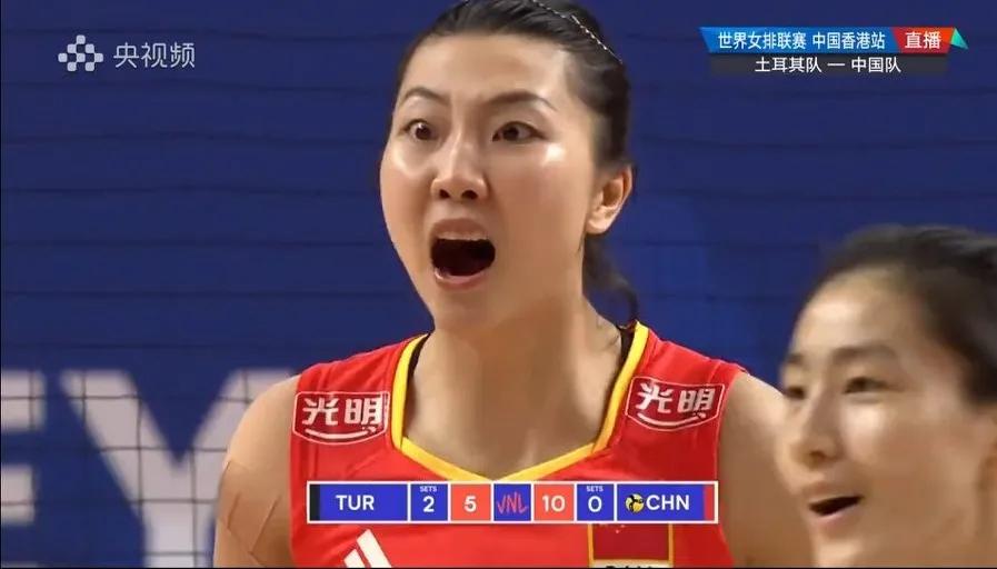  世界女排联赛中国香港站，中国1-2土耳其
第三局，张常宁顶替吴梦洁首发。她的出