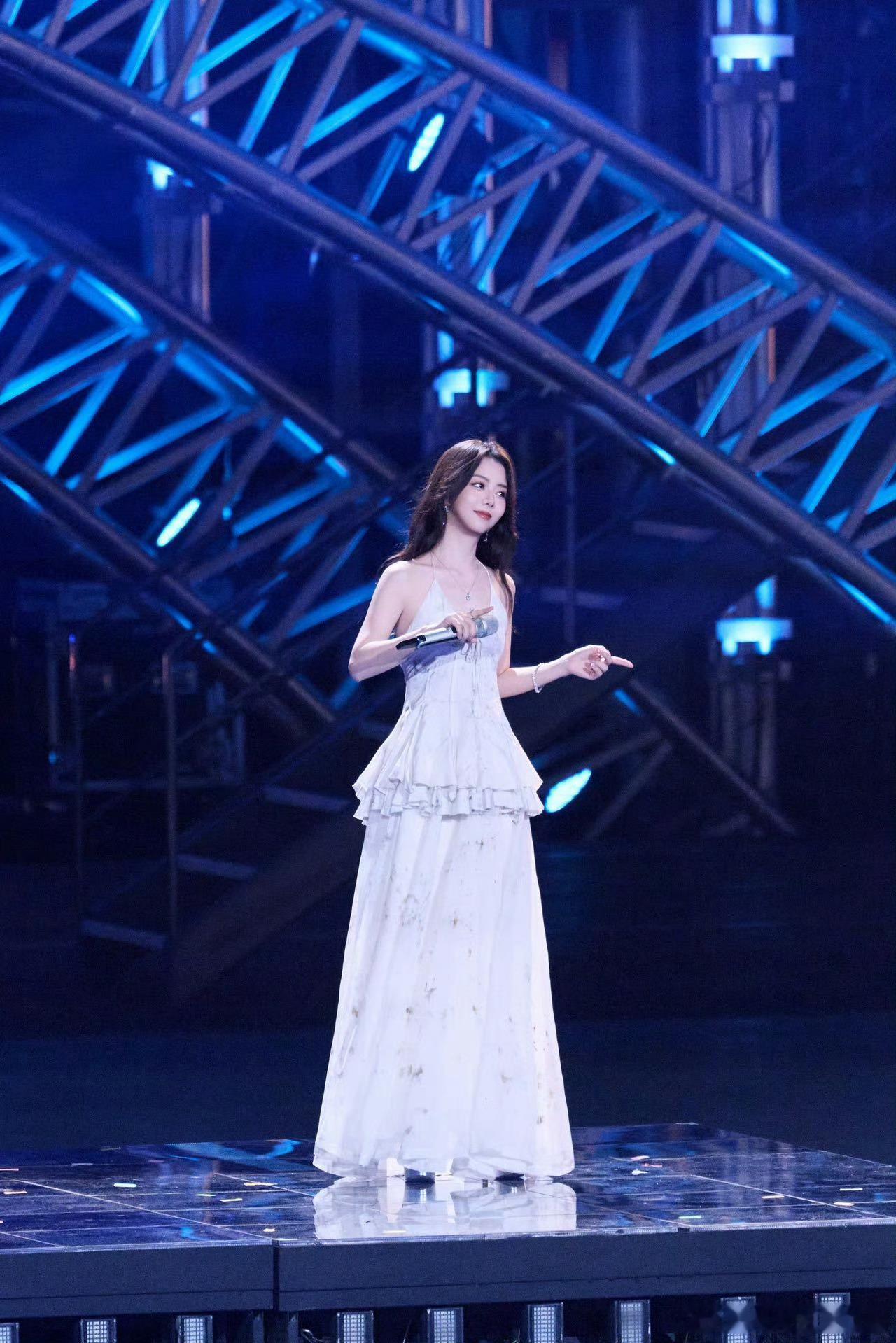 谭松韵李尖尖美成白月光了 跨年晚会谭松韵波浪卷配白裙超惊艳，合作舞台超稳，谁能不