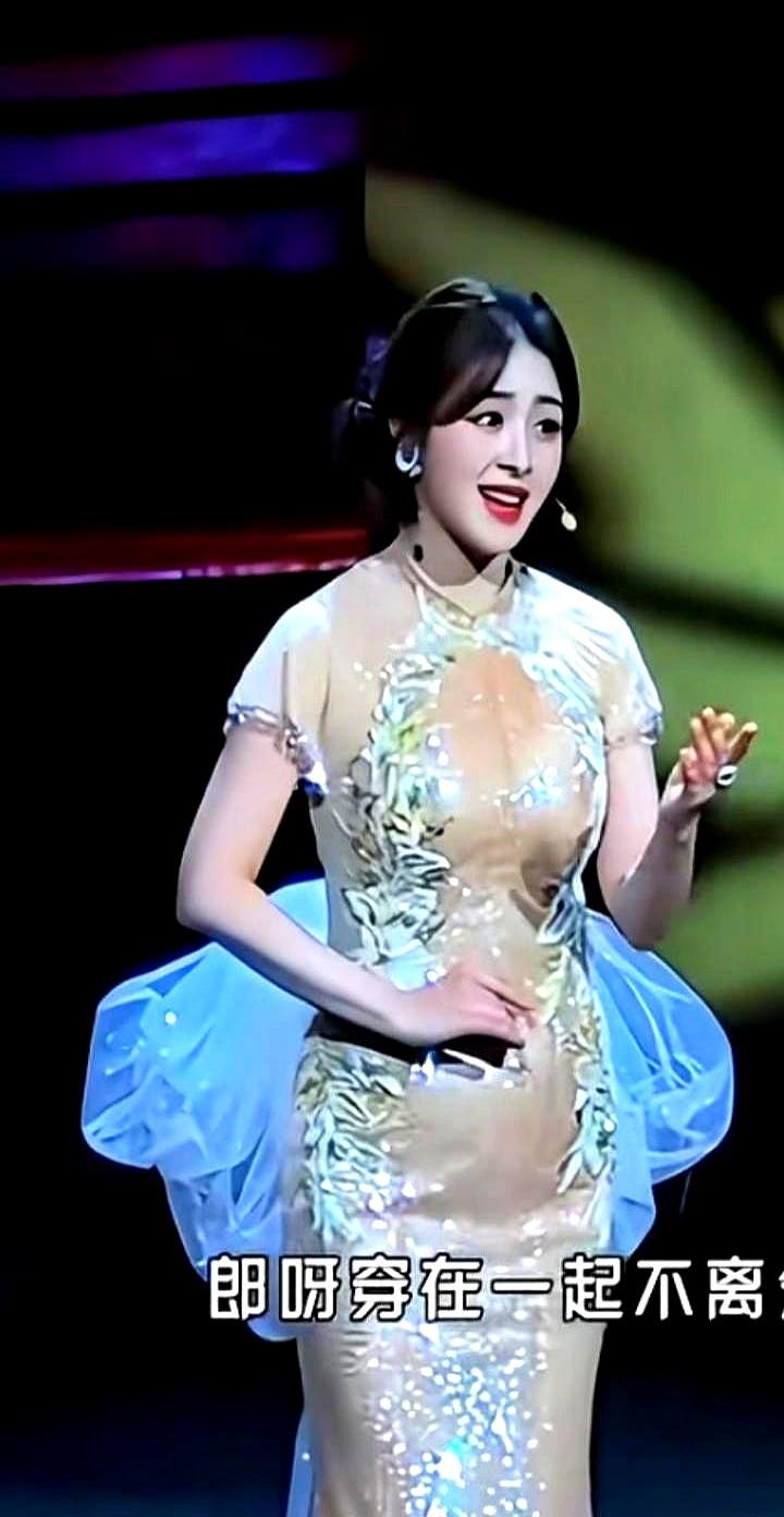 谁说张含韵“胖了”？金丝滚边旗袍直接打脸，37岁这身材，内娱多少小花看了会沉默。