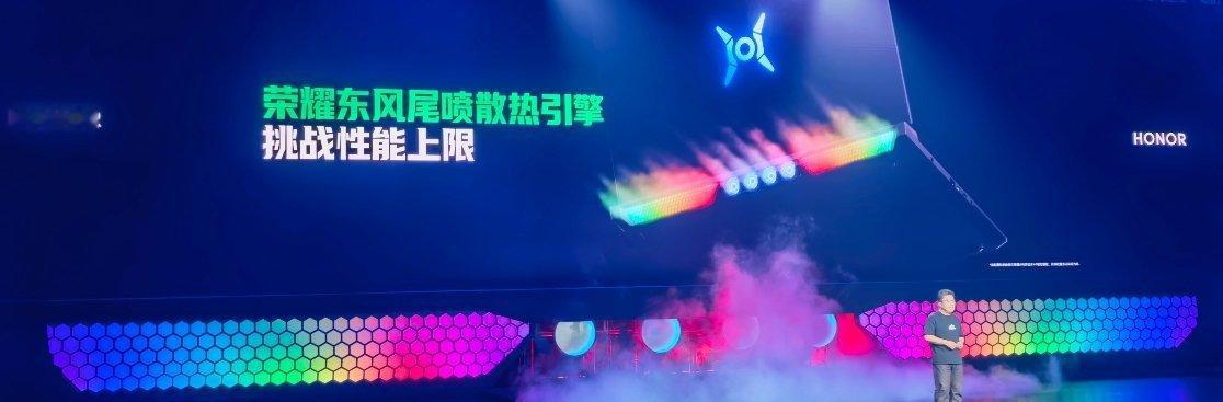 荣耀 WIN 游戏本 H9 采用双离心风扇 + 4 轴流风扇，综合解热能力提升超