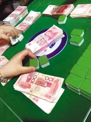 苦情女杨玉敏老公是赌博鬼，原来他这一家是赌博致穷，导致妻子有病无钱治。
要说这个