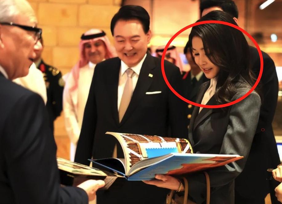 韩国法官判金建希入狱，8天后离奇坠亡！韩国检察帝国轰然倒塌，青瓦台魔咒何时到头