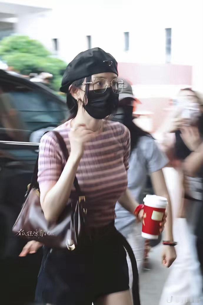 杨幂辣妹回归时尚女王重磅回归，氛围感直接炸裂🔥剧集杀青之后机场首秀新鲜出炉！杨