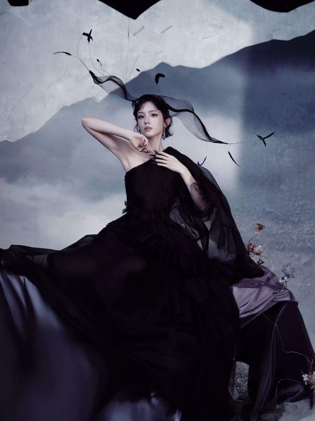 周也斜肩高定周也暗黑系魔女周也暗黑系魔女，出图好绝啊 ​​​