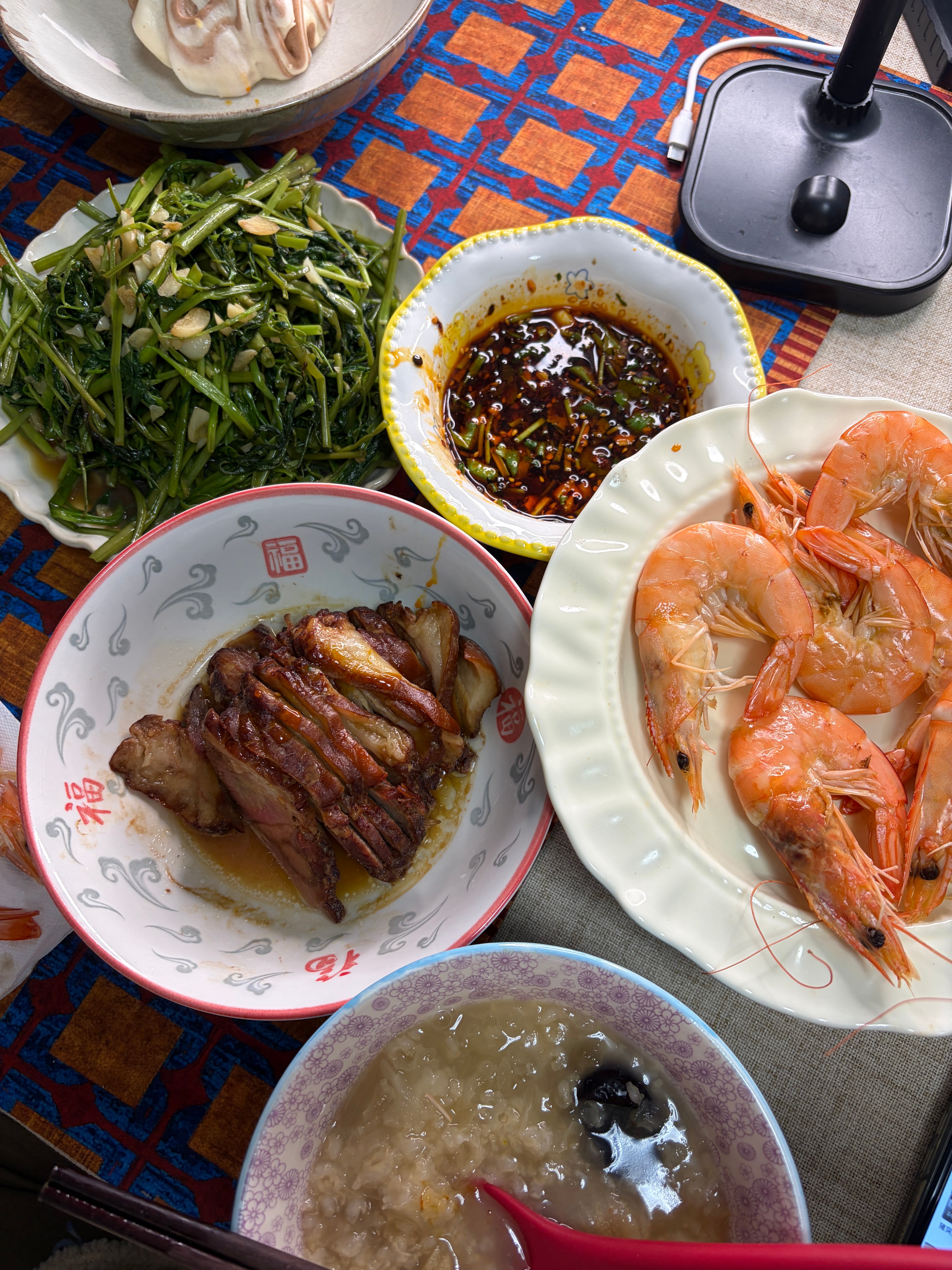 我这辈子吃过最好吃的虾做法葱姜蒜铺在锅底 🦐洗干净放上去上面撒一点料酒 再来一